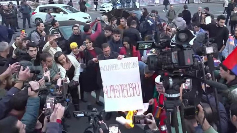 İrəvanda aksiya iştirakçıları Azərbaycanla “sülh müqaviləsi”ni nümayişkaranə yandırıblar