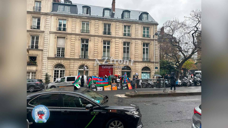 Parisdəki Senat binası yaxınlığında Azərbaycan diaspor nümayəndələrinin etiraz aksiyası davam edir
