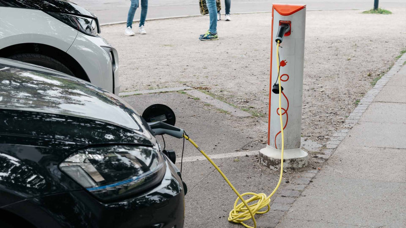 Elektromobillər üçün II və III səviyyə enerji doldurucuları idxal rüsumundan azad edilib