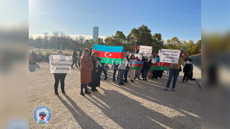 50-dən çox azərbaycanlı Fransa Senatının binası qarşısında aksiya keçirib