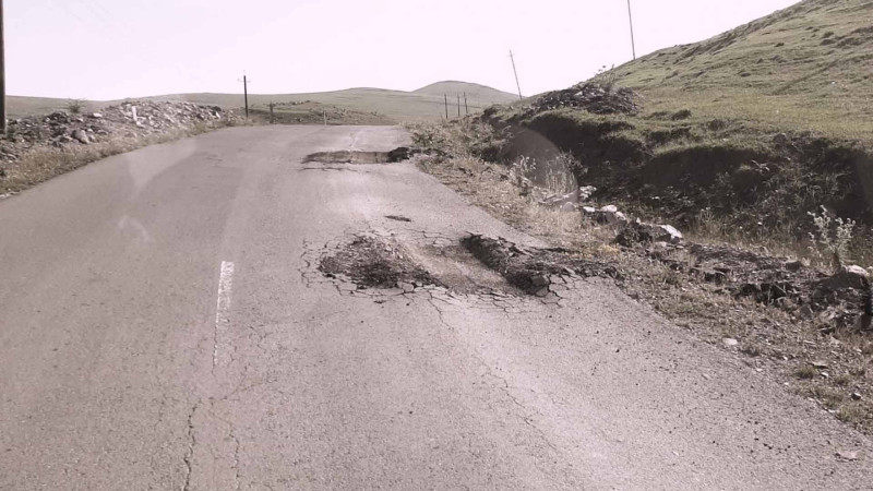 Daşkəsəndə 9 yaşayış məntəqəsini birləşdirən yol bərbad vəziyyətdədir