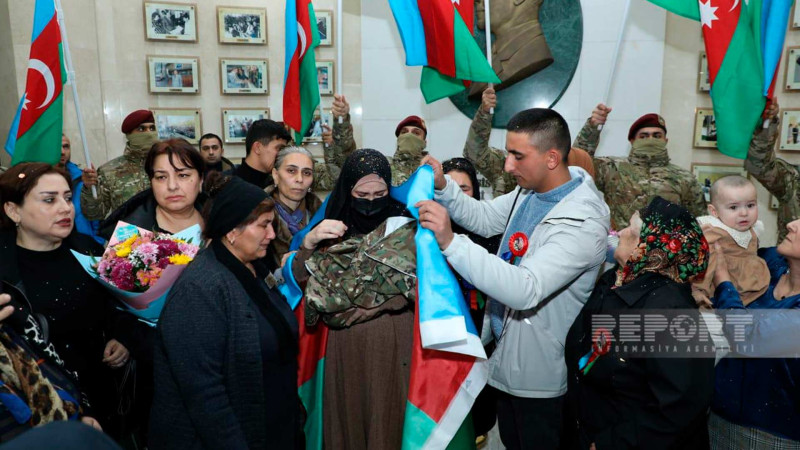 Sentyabr şəhidinin yeni doğulmuş körpəsi xəstəxanadan evə buraxılıb