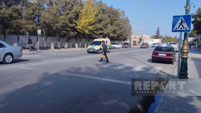 Kürdəmir: avtomobil piyada zolağını keçən şəxsi vurub