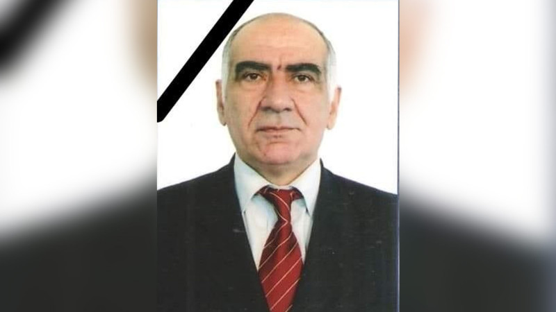 Azərbaycanda universitet müəllimi oğlunun qəbri üstündə vəfat edib