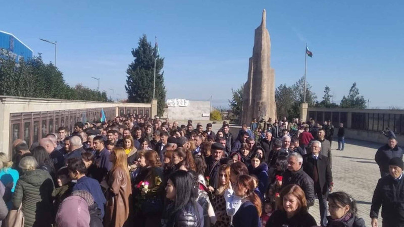 Şabranda insanlar Şəhidlər xiyabanına axın ediblər