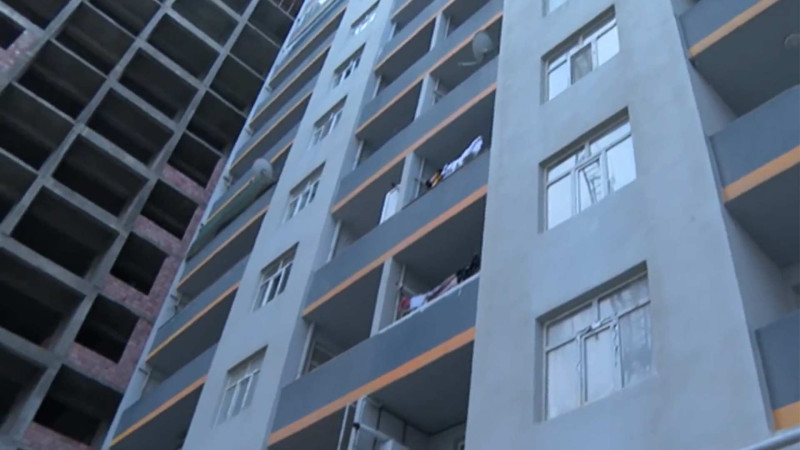 Sevgilisinin yanına gələn gənc lüt şəkildə özünü binadan atıb - FOTO