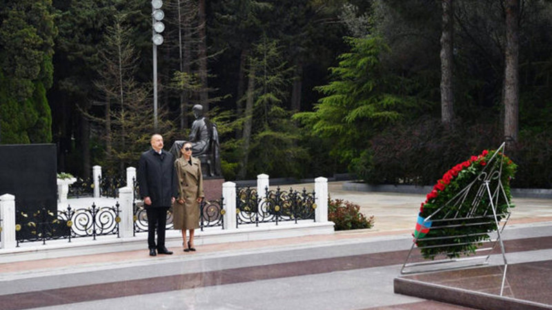 İlham Əliyev və Mehriban Əliyeva Heydər Əliyevin məzarını ziyarət ediblər