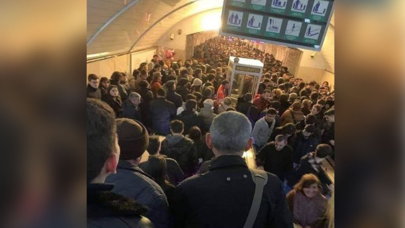 Bakı metrosunda sərnişin məsuliyyətsizliyi insan sıxlığına səbəb olub