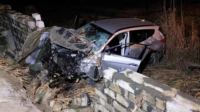 Şirvanda avtomobil hasara çarpıldı, sürücü xəsarət aldı