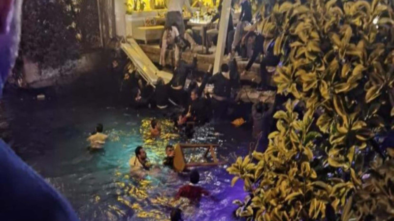 İstanbulda restoranın terrası çöküb, müştərilər dənizə düşüblər