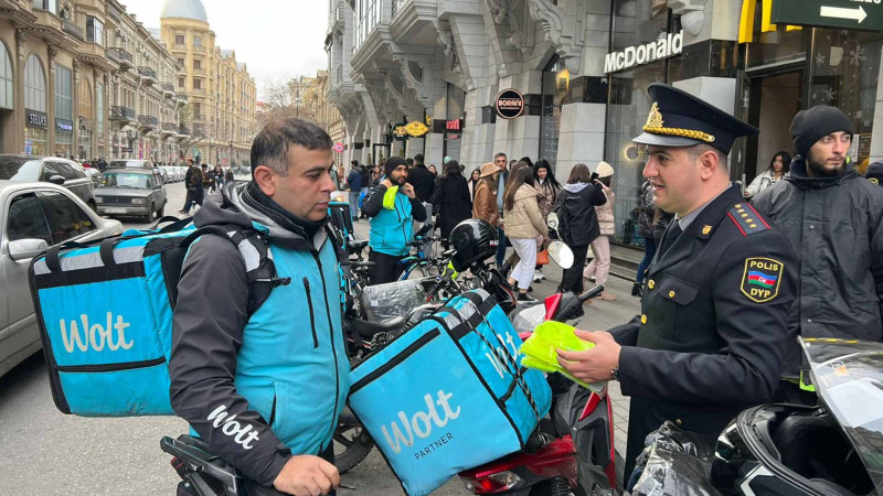 Moped və velosiped sürücülərinə işıqqaytarıcı jiletlər paylanılıb