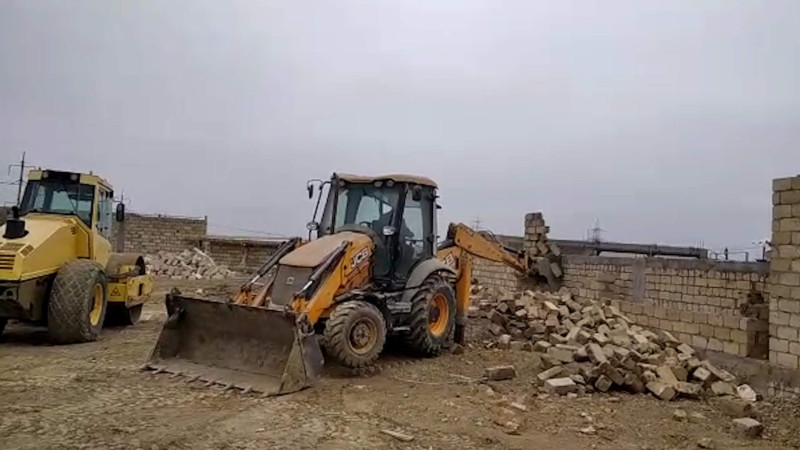 Qobu və Sarayda aparılan qanunsuz tikintilər sökülüb