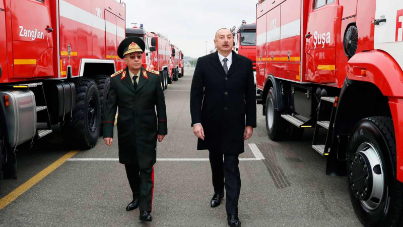 İlham Əliyev yeni alınmış xüsusi təyinatlı texnikalar və təcili tibbi yardım avtomobilləri ilə tanış olub