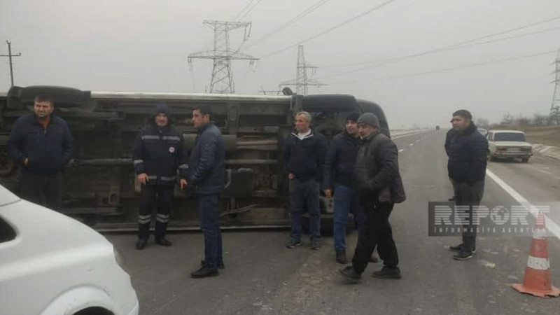 Şəmkirdə təcili tibbi yardım avtomobili aşıb