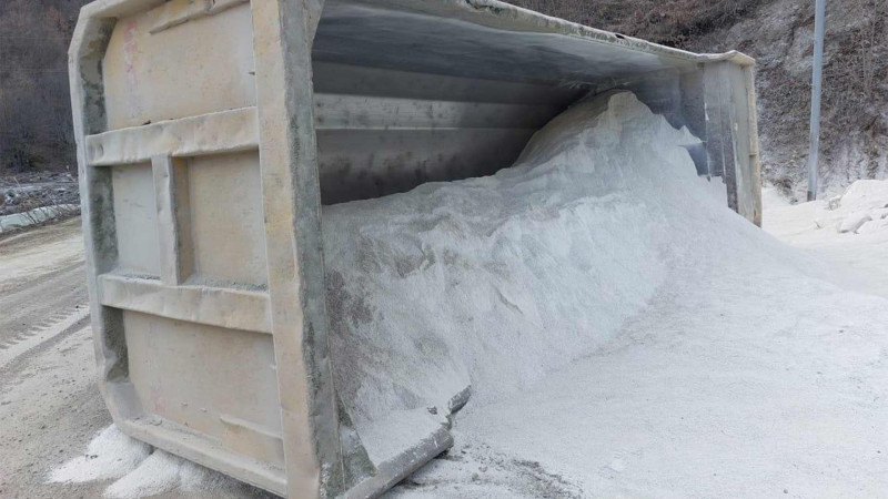 Kəlbəcərdə yük maşını aşıb