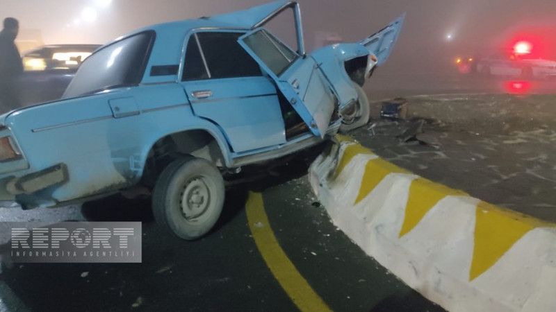 Qaxda avtomobil beton maneəyə çarpılıb, xəsarət alanlar var