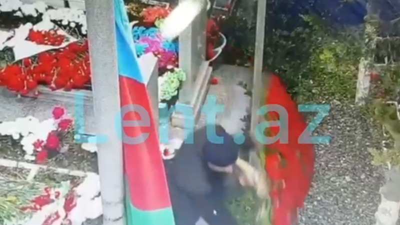 İkinci Fəxri xiyabanda şəhidlərin məzarına qoyulan güllər oğurlandı - VİDEO