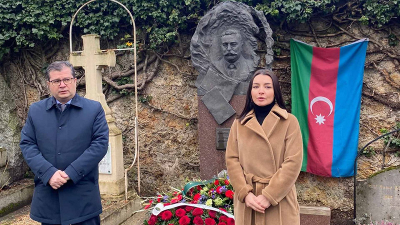 Leyla Abdullayeva 20 Yanvar günündə Parisdə Topçubaşovun məzarını ziyarət edib