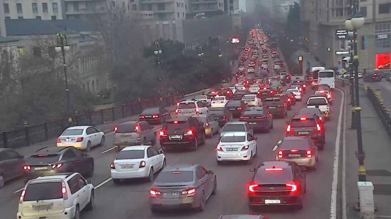 Bakıda bir sıra küçələrdə tıxac müşahidə olunur - SİYAHI
