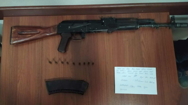 Yevlaxda “Kalaşnikov”la gəzən şəxs saxlanılıb