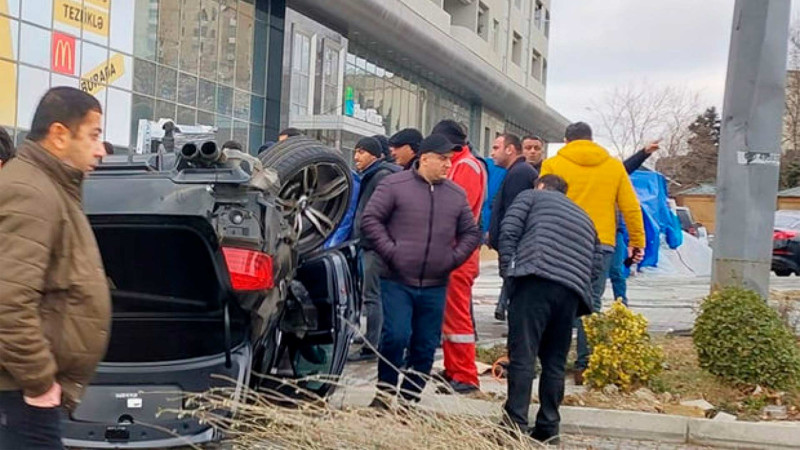 Bakıda avtomobil aşıb: 1 nəfər xəsarət alıb