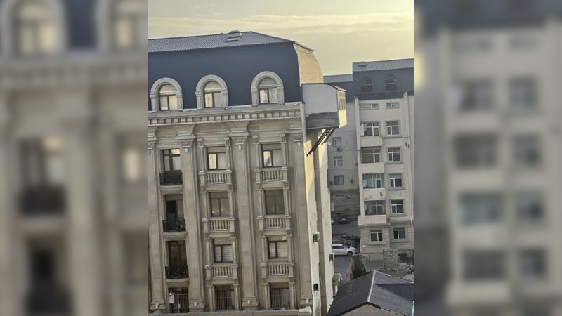 Bakıda binanın mansardında tikilən əlavə balkon sökülür