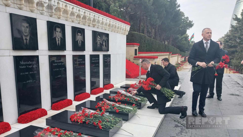 Ukrayna səfiri Şəhidlər xiyabanını ziyarət edib
