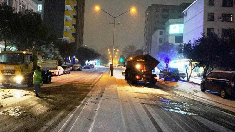 Bakının küçələri qardan təmizlənib