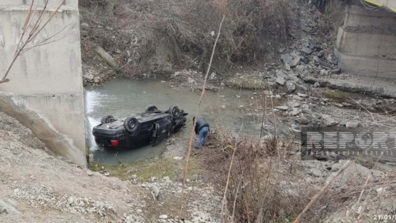 Şəkidə iki avtomobil toqquşub, biri çaya düşüb