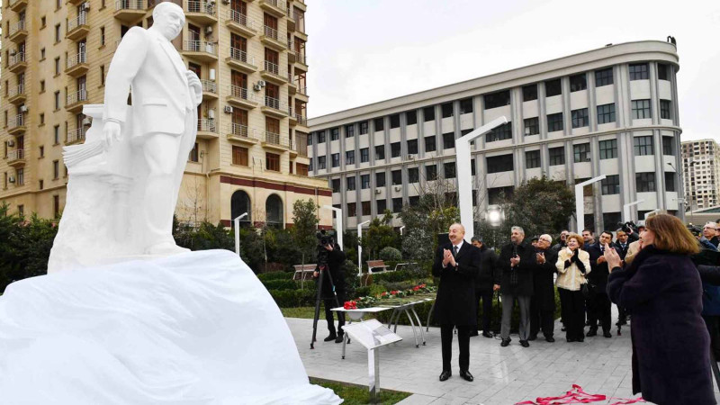 İlham Əliyev Bakıda görkəmli bəstəkar Tofiq Quliyevin abidəsinin açılışını edib