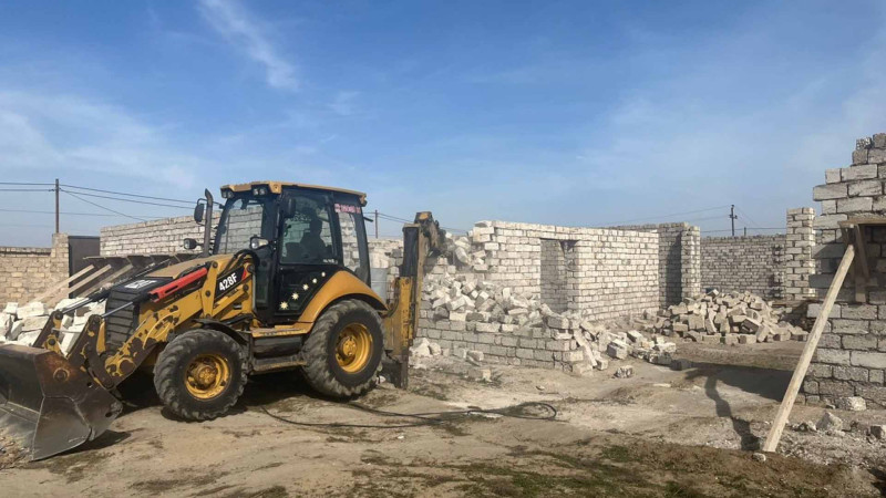 Buzovnada qanunsuz tikili sökülüb