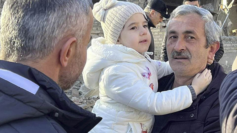 Qurban Qurbanov Gəncə terrorunda ailəsini itirən Nilayla görüşdü