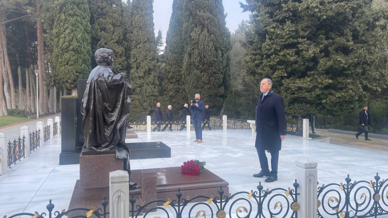 Sergey Lavrov Fəxri xiyabanı və Şəhidlər xiyabanını ziyarət edib