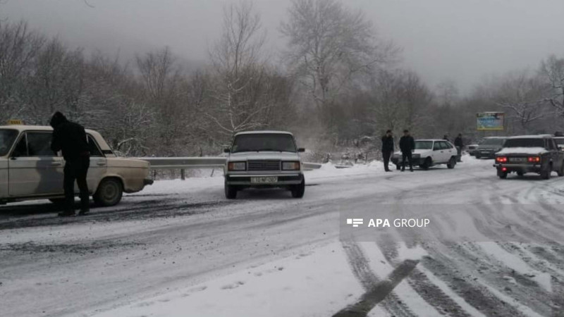 Qəbələdə yollar buz bağlayıb, maşınların hərəkətində ləngimələr var