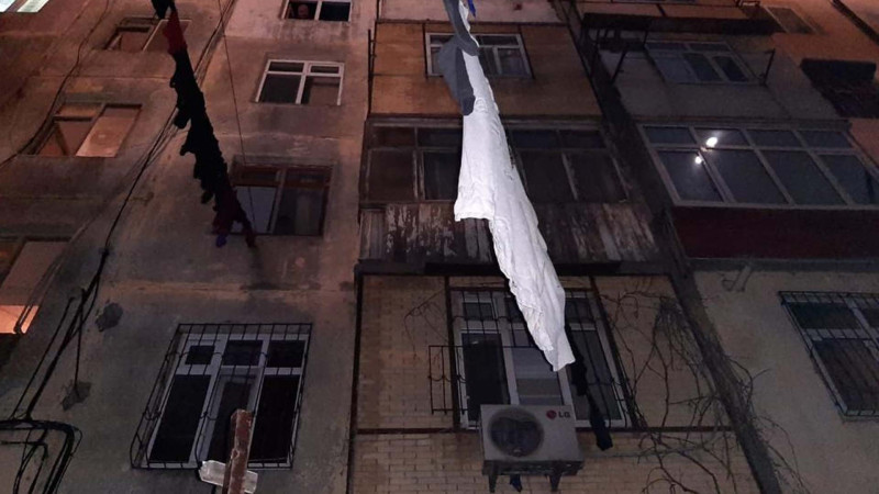 Bakıda yaşayış binasında partlayış olub