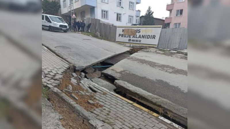 İstanbulda yol çöküb: sakinlər təxliyə olunublar