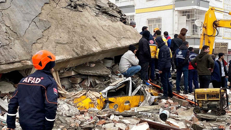 Xilasedicilərimiz Türkiyədə Azərbaycan bulvarı küçəsində dağıntılar altında qalmış 6 nəfərin meyitini çıxarıblar