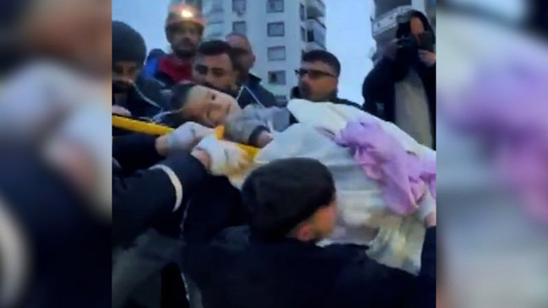 Türkiyədə dağılan binanın altından 7 yaşlı uşaq xilas edilib
