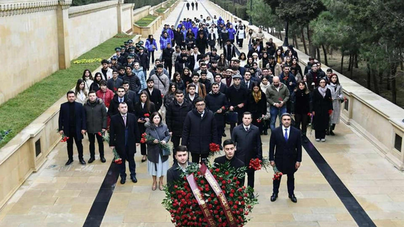 Gənclər Günü münasibətilə Fəxri xiyaban və Şəhidlər xiyabanı ziyarət olunub