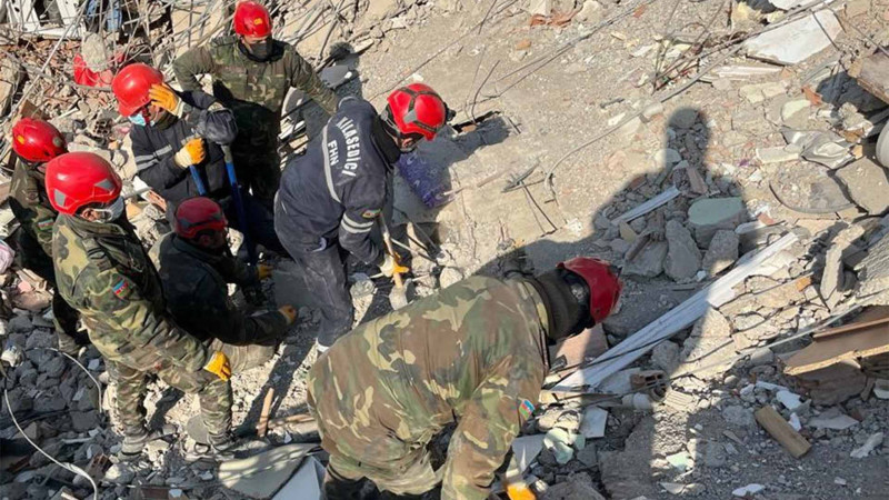 Xilasedicilərimiz Türkiyədə dağıntılar altından 51 nəfəri sağ çıxarıblar