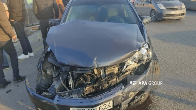 Bakıda Range Roverlə Opel toqquşub, polis xəsarət alıb