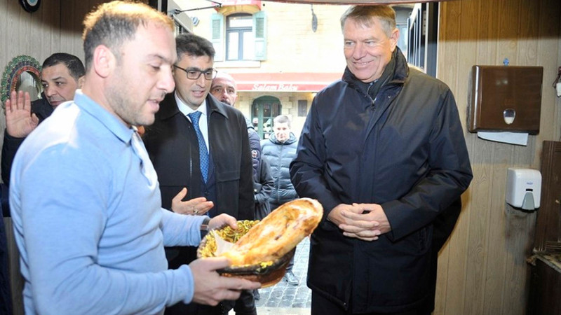 Rumıniya Prezidenti İçərişəhərdə təndir çörəyi yeyib