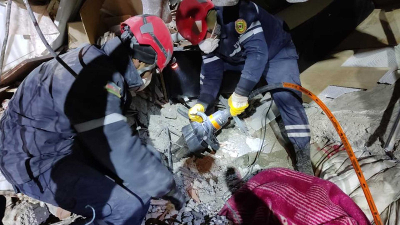 Azərbaycan xilasediciləri dağıntılar altından 53 nəfəri sağ çıxarıblar