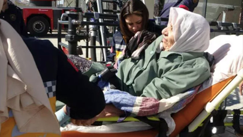 384 saat sonra 90 yaşlı qadın və oğlu xilas olundu