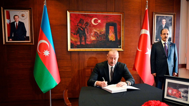 İlham Əliyev Türkiyənin Azərbaycandakı səfirliyində olub, başsağlığı verib
