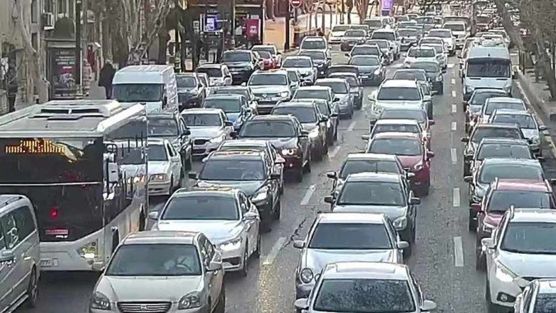 Bakıda bəzi yollarda sıxlıq müşahidə olunur - SİYAHI