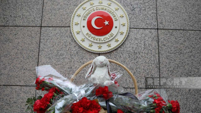 Azərbaycan vətəndaşları Bakıdakı Türkiyə səfirliyinin qarşısında zəlzələ qurbanlarını anırlar