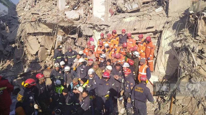 Xilasedicilərimiz dağıntılar altından 198 saatdan sonra 2 nəfəri sağ çıxarıb