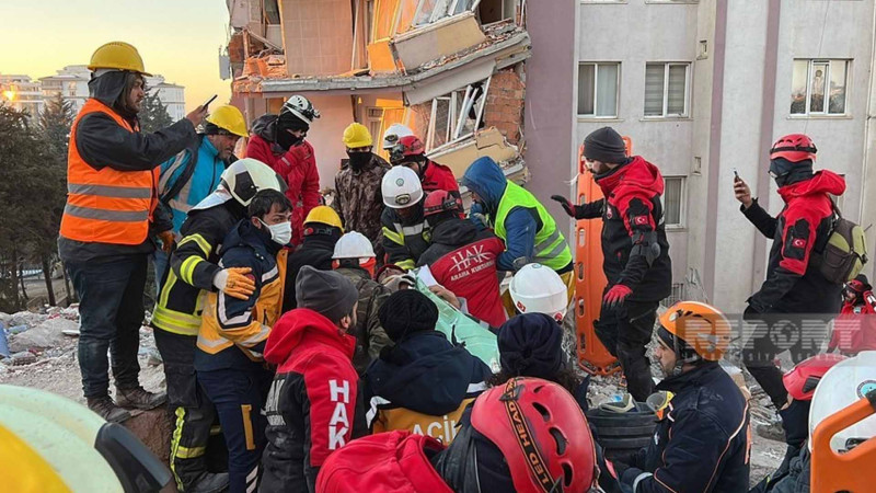 Kahramanmaraşda 42 yaşlı qadın 222 saatdan sonra dağıntılar altından xilas edilib
