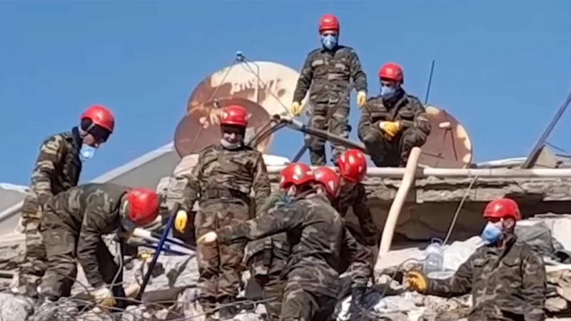Azərbaycan xilasediciləri Türkiyədə dağıntılar altından 45 nəfəri sağ çıxarıblar